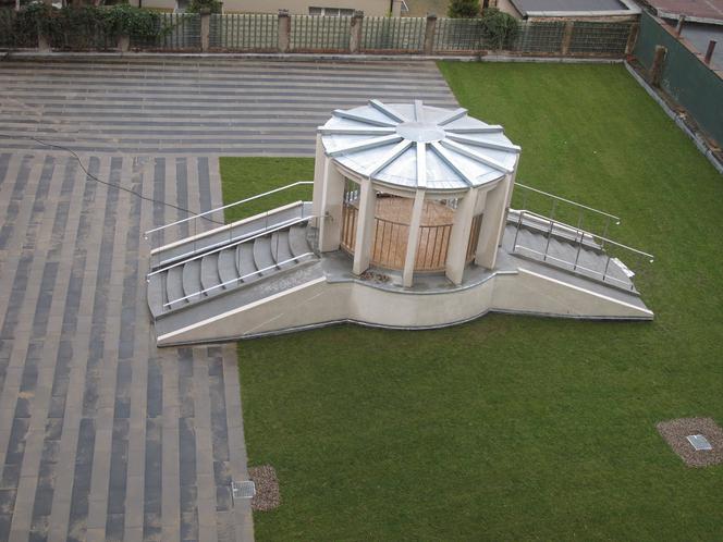 Modernistyczna kamienica zyskała odnowione podwórze