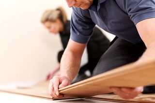 Na co zwrócić uwagę przy zakupie i montażu desek trójwarstwowych?