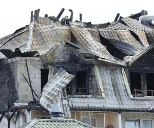 Blok przy ul. Powstańców w Ząbkach po pożarze