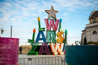 Ruszył montaż świątecznej iluminacji 2025 w Warszawie. Kiedy rozbłysną lampki? 