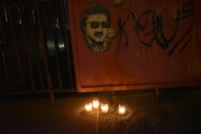 Głogowianie zapalili znicze przy ikonie Krzysztofa Krawczyka