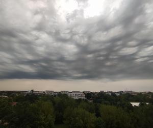 Nawałnice przechodzą przez Polskę. Ciemne chmury nad Białymstokiem