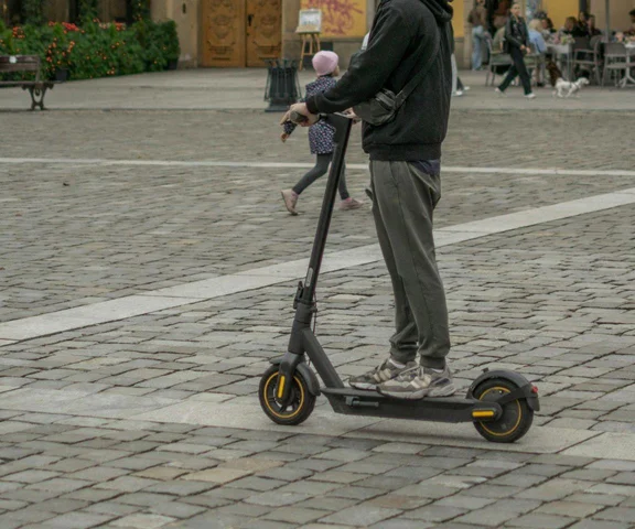 Nastolatek wjechał hulajnogą w wózek z noworodkiem!