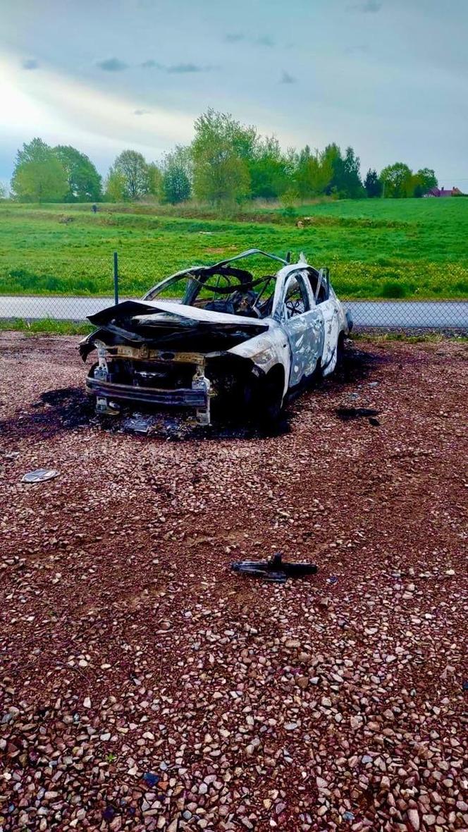 Fiat eksplodował na parkingu. "Wszystko wokół stanęło w ogniu". Z auta został wrak