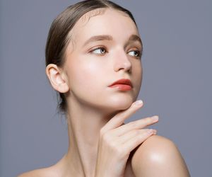 Fryzura z przedziałkiem