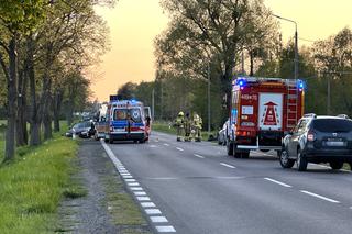 Reanimacja, dwie osoby walczą o życie. BMW roztrzaskało się o drzewo