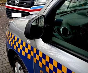 Szedł chodnikiem, nagle zasłabł i osunął się na ziemię. Reakcja przechodnia chwyta za serce