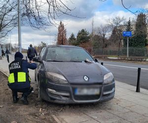 Samochód porzucony na chodniku przy ul. Odyńca 