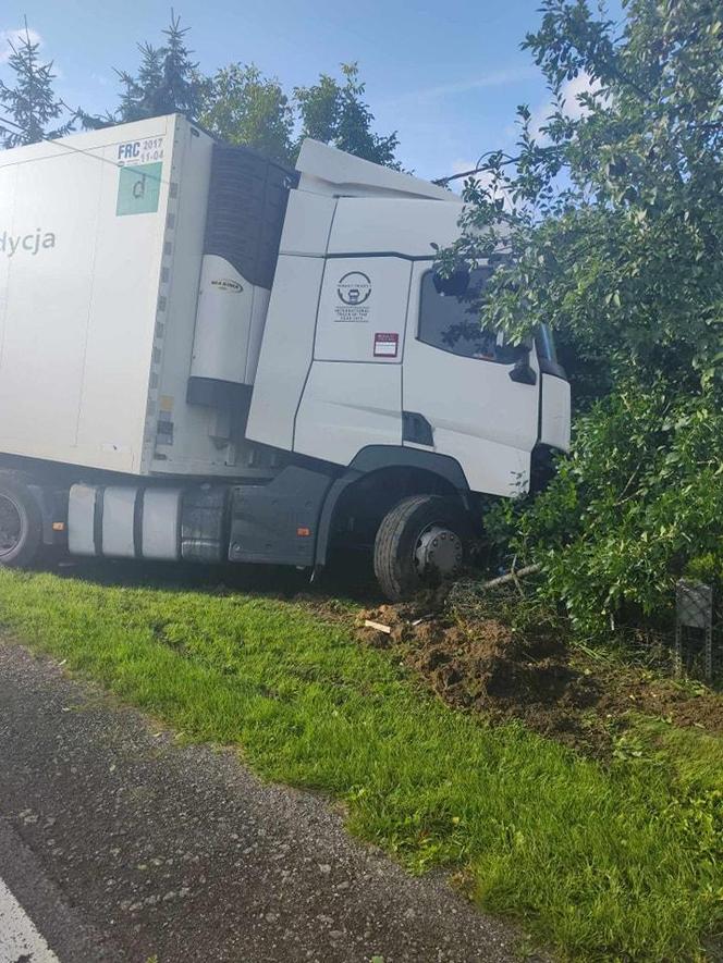 Apolonka (pow. częstochowski). Czołowe zderzenie osobówki z samochodem ciężarowym