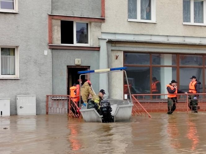 Powódź w województwie opolskim. Tak wyglądają działania strażaków [ZDJĘCIA].