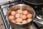 Jak ugotować jajka, żeby nie pękały? Wypróbuj te 4 sposoby