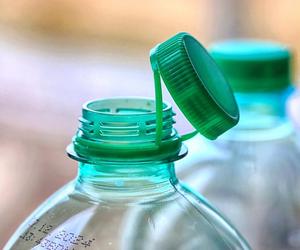 Nakrętki na butelkach na stałe. Zobacz, co grozi za ich oderwanie