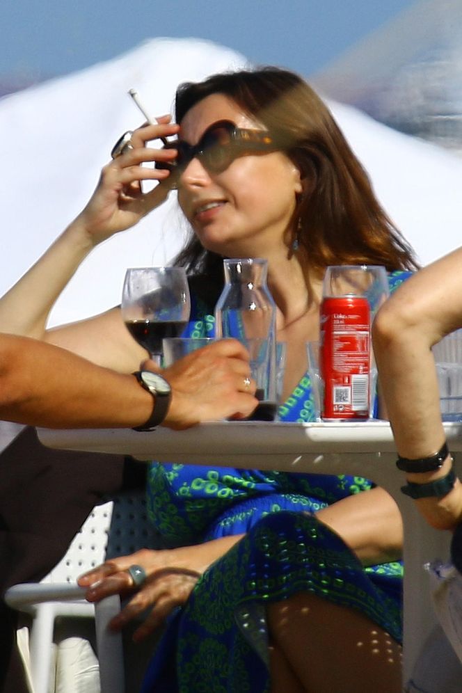 Renata Dancewicz kurzy na plaży