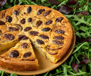 Farinata - włoski placek z ciecierzycy z oliwkami i cebulą