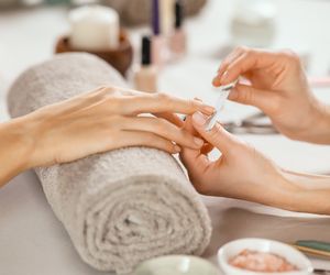 Paznokcie po hybrydzie. Jak zregenerować paznokcie po manicure hybrydowym?