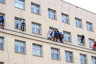 Superbohaterowie odwiedzili małych pacjentów