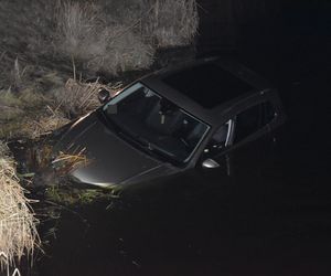 O krok od tragedii niedaleko Kościana. Samochód wpadł do kanału [ZDJĘCIA]