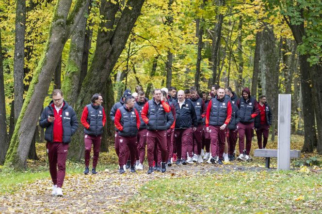 Reprezentacja zmokła na spacerze. Lewandowski się krył przed deszczem