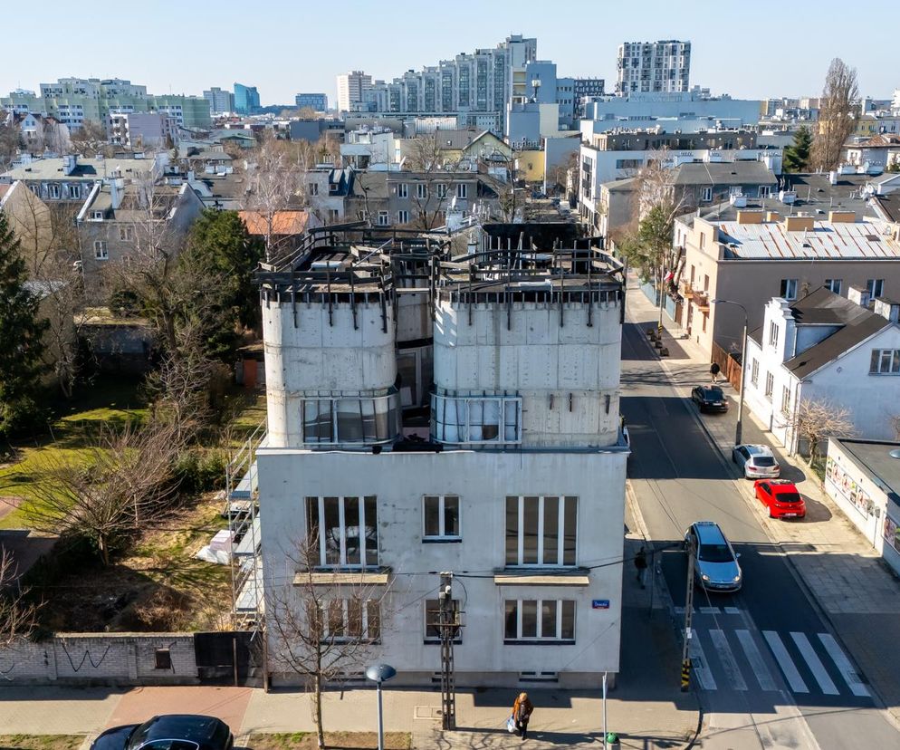 Betonowa nadbudowa o obłych kształtach na dachu przedwojennego domu w Warszawie, o której przeczytasz w serwisie Architektura.