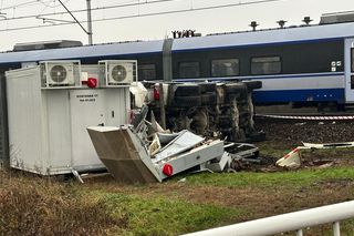 Zderzenie pociągu z ciężarówką. Skład PKP Intercity się wykoleił. Trwa akcja ratunkowa