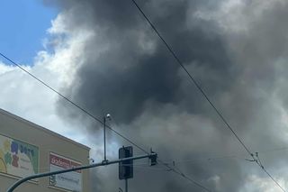 Kłęby czarnego dymu nad Toruniem. Pożar w centrum miasta