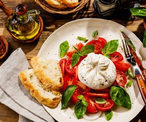 Już nie mozzarella do pomidorów. Teraz w sałatkach króluje ten włoski ser 