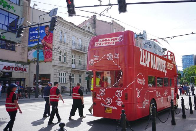 Czerwony autobus linii 7Days już na ulicach Lublina! Za nami inauguracja trasy podczas parady studentów