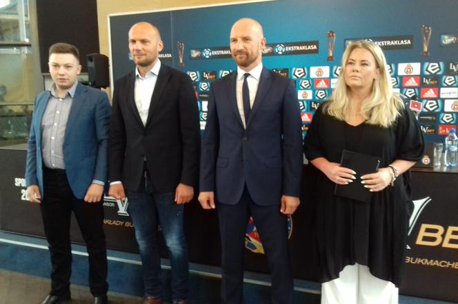 Od lewej: Wiceprezes Wisły Damian Dukat, nowy Dyrektor Sportowy Arkadiusz Głowacki, trener Maciej Stolarczyk i Prezes Marzena Sarapata