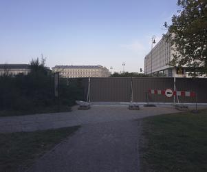 680-metrowe ogrodzenie na pl. Piłsudskiego w Warszawie