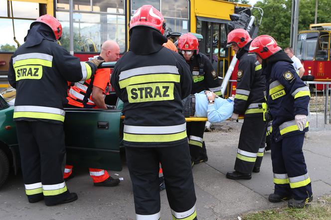 Suzuki wjechało pod tramwaj w Warszawie