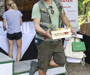 Jacek Rozenek z żoną i trzema bestiami, syn Łącz bez koszulki, a Jarosińska - nieprzyzwoicie... skromna. Aktorzy łowią!