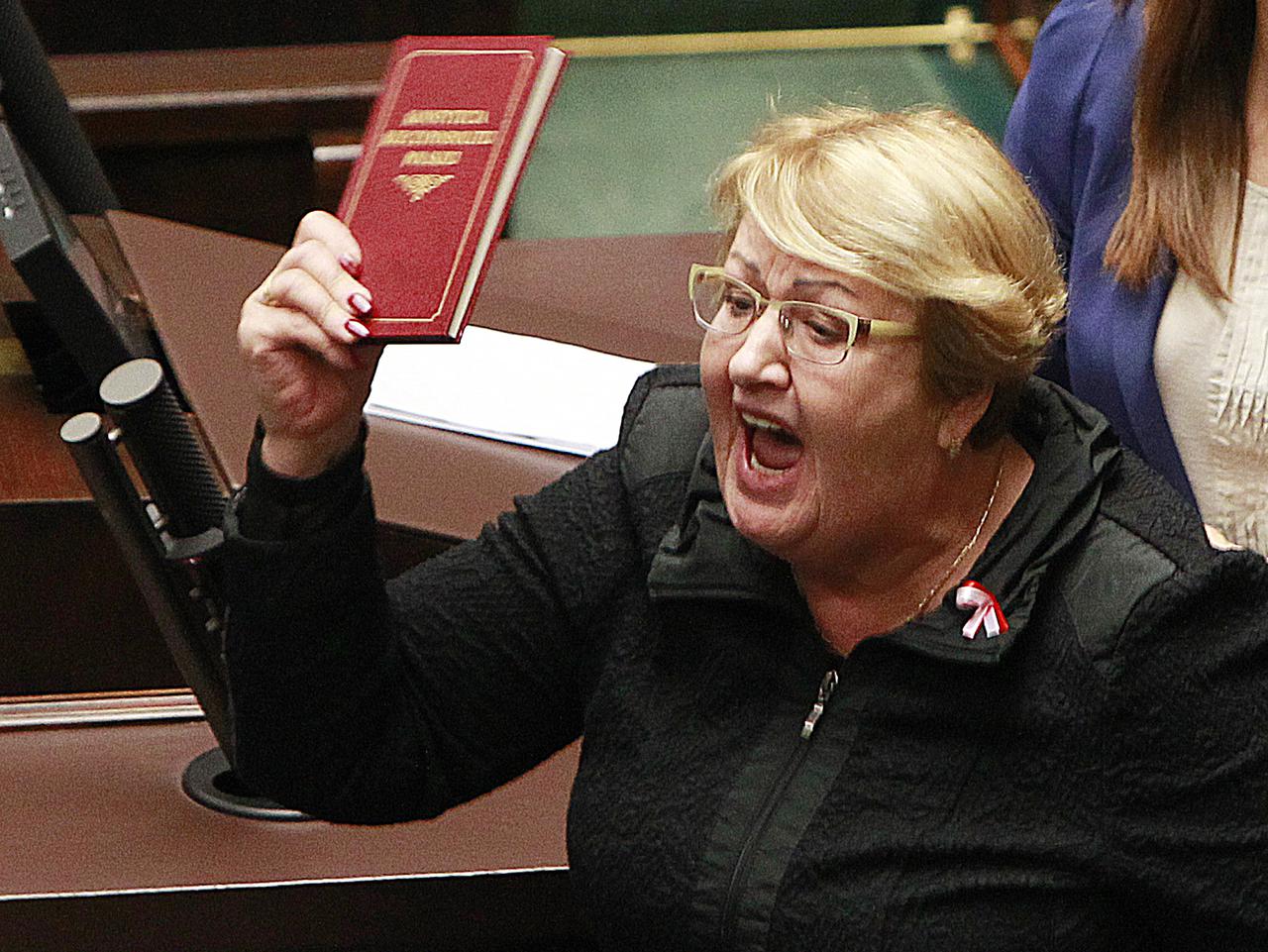 Chowała pieniądze Solidarności do stanika