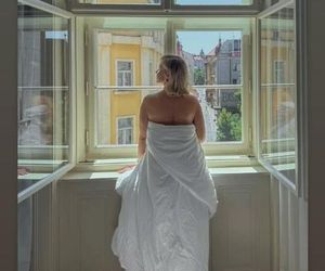 Edyta Pazura uciekła z Polski. Zamiast w sukienkę wskoczyła w kołdrę!