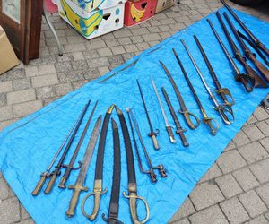 Wyjątkowe antyki ponownie zagościły na Placu Zamkowym w Lublinie. Tak wygląda wrześniowa Lubelska  Giełda Staroci [GALERIA]