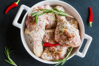 Pieczony kurczak z kiszoną cytryną: przepis na aromatyczny obiad