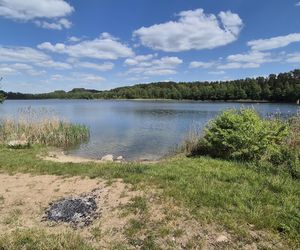 To jezioro w Olsztynie ma niezwykle czystą wodę. Jest kilka dzikich plaż, które świecą pustkami