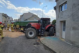 Traktor uderzył w auto i wjechał w budynki! Groźny wypadek pod Grudziądzem [ZDJĘCIA]