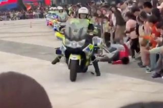 Policjantka na motorze wjechała w dzieci! Ujawniono wideo