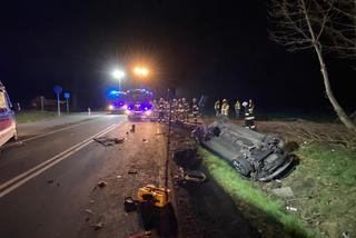 Niebezpieczne manewry na drogach. Kraksa w Lesznie i dachowanie pod miastem