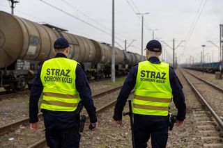 Dramat na torach w Lublinie. Pociąg towarowy potrącił człowieka. Funkcjonariusze SOK opatrzyli ciężko rannego mężczyznę