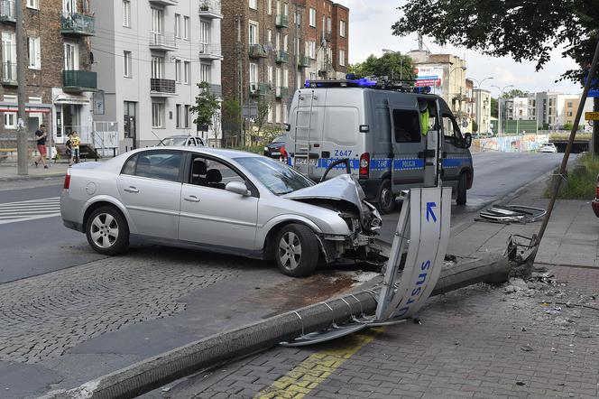 Opel uderzył w latarnię. Kierowcę wyciągali strażacy