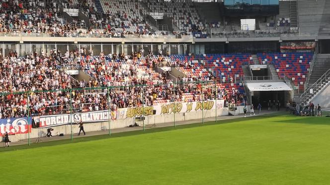 Tak kibice przywitali Łukasza Podolskiego w Górniku Zabrze. Szaleństwo na stadionie [ZDJĘCIA]