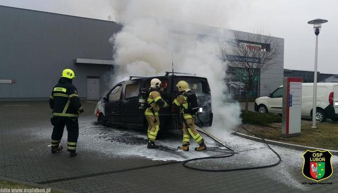 Pożar samochodu na parkingu przy ul. Poznańskiej w Komornikach