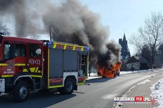 Pożar samochodu pod Brzeskiem. Osobówka stanęła w płomieniach na ulicy
