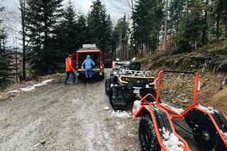 72-letni turysta zmarłna szlaku w Beskidach. Ratownicy długo walczyli o jego życie
