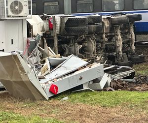 Zderzenie pociągu z ciężarówką. Skład PKP Intercity się wykoleił. Trwa akcja ratunkowa