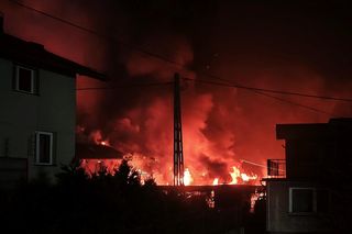 Pożar w Górach Wielkich. Ogień strawił cukiernię i warsztat samochodowy