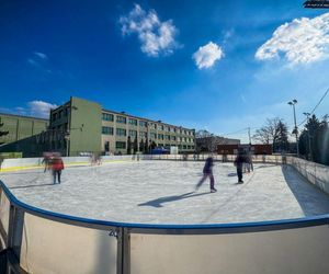 Ferie w Będzinie: lodowisko i baseny za symboliczną złotówkę