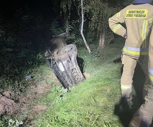 Wypadek volkswagena pod Płońskiem. 15-latek, który sam kupił auto, dachował razem z kolegami [ZDJĘCIA