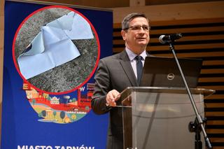Zniszczono plakat wyborczy prezydenta Tarnowa. Roman Ciepiela: „Muszą się bardzo bać”